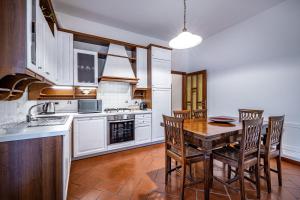 Kuchyň nebo kuchyňský kout v ubytování YiD Elegant apt with garage + 9 fotografií