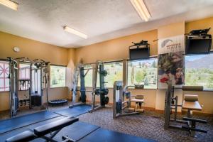 einen Fitnessraum mit Kardiogeräten in einem Hotelzimmer in der Unterkunft Villas at Zermatt Resort - Condos in Midway