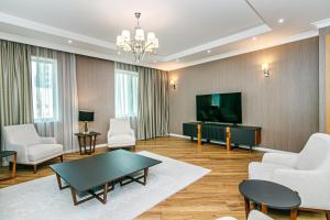 sala de estar con mesa y TV en Isr Baku Family hotel apartment 4 bedroom en Baku