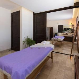 - une chambre avec 2 lits et des draps violets dans l'établissement Hermoso depa en San Miguel de Allende 2BD-7PAX, à San Miguel de Allende