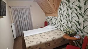 Cama o camas de una habitación en MŁYN BYCHAWA - Restauracja & Hotel