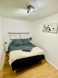 ein Schlafzimmer mit einem großen Bett in einem Zimmer in der Unterkunft LA RUELLE ALSACIENNE, Charme Alsacien et Confort Moderne in Riquewihr