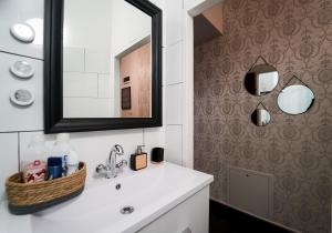 La salle de bains est pourvue d'un lavabo et d'un miroir. dans l'établissement Mint 13 @ Mariahilf, à Vienne