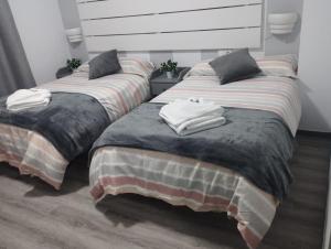 dos camas sentadas una al lado de la otra en una habitación en Apartamento Ana Maria en San Juan del Puerto