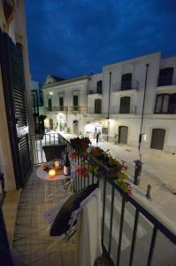 - un balcon d'un immeuble avec une table et des chaises dans l'établissement BORGANTHIA, à Alberobello