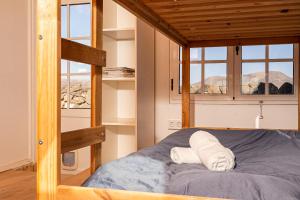 a bedroom with a bunk bed with two towels at Alaia Tiny House between volcanoes and beach breaks in Cotillo