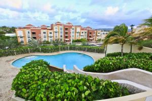 Blick auf den Pool im Resort in der Unterkunft Ocean & Marina Views 3 Bedroom 2 Bathroom Luxury Condo in Fajardo