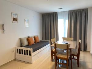 una camera con letto, tavolo e sedie di Caleta VIEW - Alojamientos a Puerto Madryn Altre 15 foto