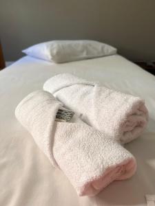 a white towel sitting on top of a bed at Thermas da Mantiqueira Hotel in Poços de Caldas