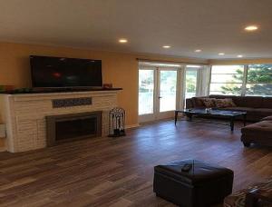 TV a/nebo společenská místnost v ubytování Spacious Beach House Unit,Beautifully Furnished 2 Bed 2Bath./2Min.Walk To Beach