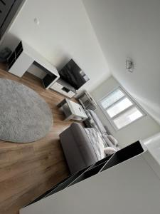 ニトラにあるČisto nový dvojizbový apartmán v super lokaliteのリビングルーム(ソファ、テレビ、ラグ付)