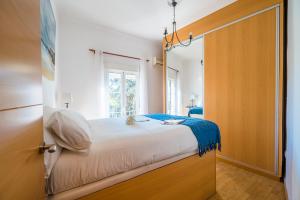 una piccola camera con letto e finestra di Distinguido y céntrico apartamento en San Bernardo a Siviglia