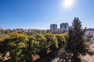 vista su una città con alberi e sole di Distinguido y céntrico apartamento en San Bernardo a Siviglia