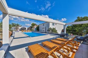 Piscina de la sau aproape de Villa Luka