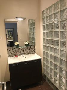 La salle de bains est pourvue d'un lavabo et d'un miroir. dans l'établissement Magnifique 2 pièces de 65m2 -quartier des Musiciens, à Nice