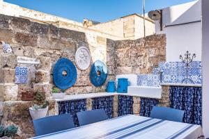 een terras met blauw en wit keramiek op een muur bij Casa vacanza - Le Mennule in Alliste