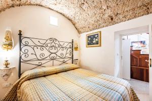 een slaapkamer met een bed in een kamer bij Casa vacanza - Le Mennule in Alliste