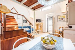 een eetkamer met een tafel met een fruitschaal bij Casa vacanza - Le Mennule in Alliste