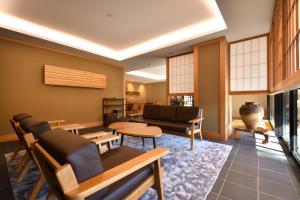 - un salon avec un canapé et une table dans l'établissement Oni no Sumika, à Izu