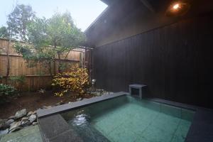 een zwembad in de achtertuin van een huis bij Oni no Sumika in Izu