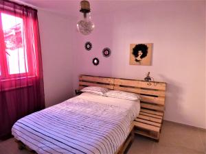 ein Schlafzimmer mit einem Holzbett in einem Zimmer in der Unterkunft Napoletando b&b in Neapel
