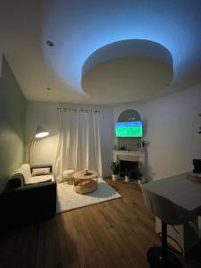 Televízia a/alebo spoločenská miestnosť v ubytovaní Appartement cosy NANCY