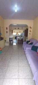 Habitación con 2 camas, sala de estar y cocina. en casa em salinopolis, en Salinópolis