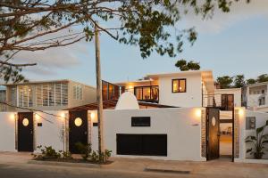 a house in the suburbs of sydney with lights at DUNA by DW in San Juan