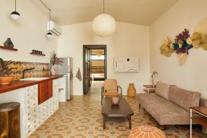a living room with a couch and a kitchen at DUNA by DW in San Juan