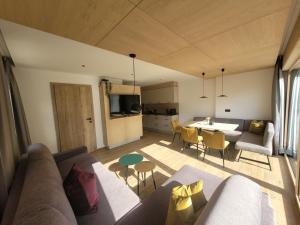 salon z kanapą i stołem w obiekcie Alpen Quartier w mieście Uderns
