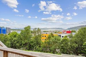 トロムソにある36 sqm Studio aparatment Bのバルコニーから市街の景色を望めます。