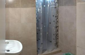 y baño con ducha, lavabo y aseo. en Hotel Kube en Mar del Plata