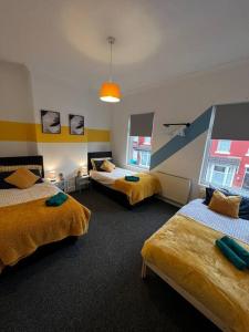 a room with three beds in a room at Cozy home near city, sleeps 5, Free Parking, WIFI in Liverpool