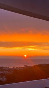 una puesta de sol sobre el océano con el sol en el cielo en VUE MER EXCEPTIONNELLE - GRANDE TERRASSE et PISCINE, en Bandol