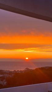 邦多勒的住宿－VUE MER EXCEPTIONNELLE - GRANDE TERRASSE et PISCINE，夕阳西下,天空中