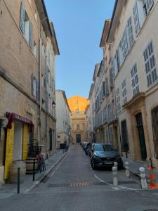 a city street with cars parked on the street at Studio avec Terrasse in Aix-en-Provence