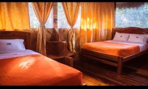 Ліжко або ліжка в номері Caiman Lodge