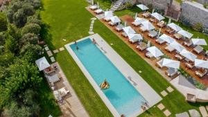 Relais Forte Benedek Wine & SPA - Adults Only内部或周边的泳池