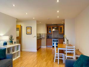 Η κουζίνα ή μικρή κουζίνα στο Amazing 2-bedroom apartment with lovely sea views