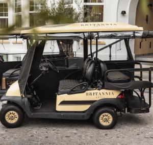 une voiturette de golf avec une planche de surf en haut dans l'établissement Hotel Britannia, à Knokke-Heist