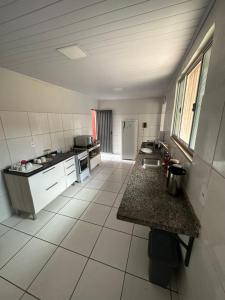 O bucătărie sau chicinetă la Suítes no Renascença - Casa de Hospedagem Ferreira