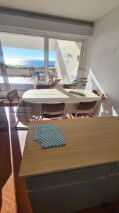 Zdjęcie z galerii obiektu VUE MER EXCEPTIONNELLE - GRANDE TERRASSE et PISCINE w mieście Bandol