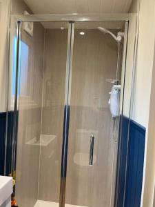 um chuveiro com uma porta de vidro na casa de banho em Ramblers retreat em Shrewsbury