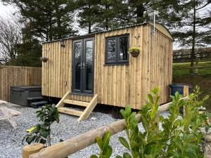 een houten tiny house in een tuin bij Ramblers retreat in Shrewsbury