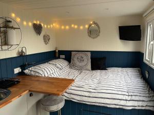 een slaapkamer met een bed en een wastafel bij Ramblers retreat in Shrewsbury