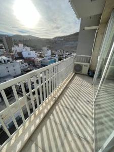 - Balcón de un edificio con vistas a la ciudad en Moderno departamento de 52 mts en el centro en Comodoro Rivadavia