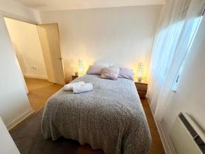 una camera da letto con un letto e due asciugamani di Modern Spacious studio close to station a Londra