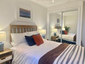 Ένα ή περισσότερα κρεβάτια σε δωμάτιο στο Amazing 2-bedroom apartment with lovely sea views +50 φωτογραφίες