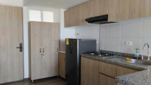 Una cocina o zona de cocina en WiFi 300M, Parqueadero gratis, Piscina gratis, Llegada autónoma