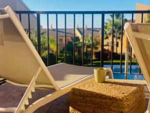 Bazén v ubytovaní Elegant apartment, stunning views, fully renovated in la Hacienda del Senorio de Cifuentes alebo v jeho blízkosti